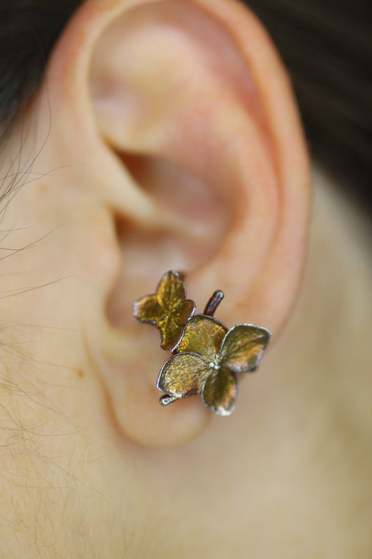 Ear cuff com flor de hortensia