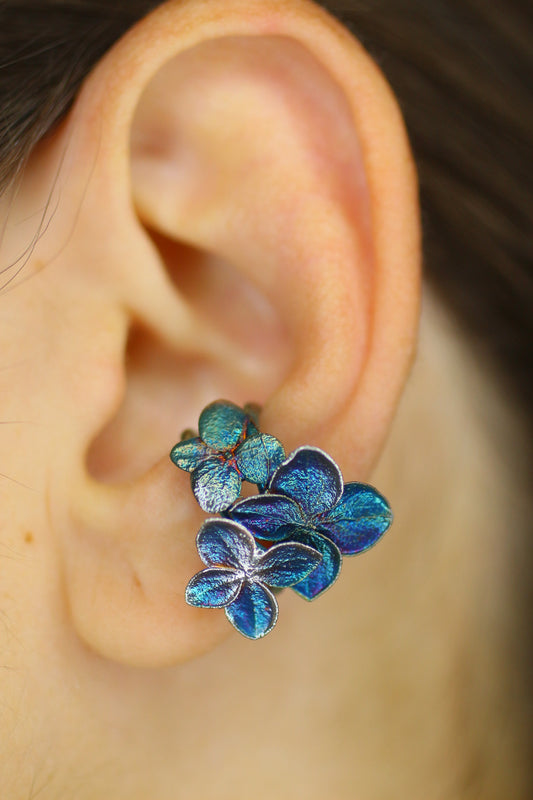 Ear cuff com flor de hortensia