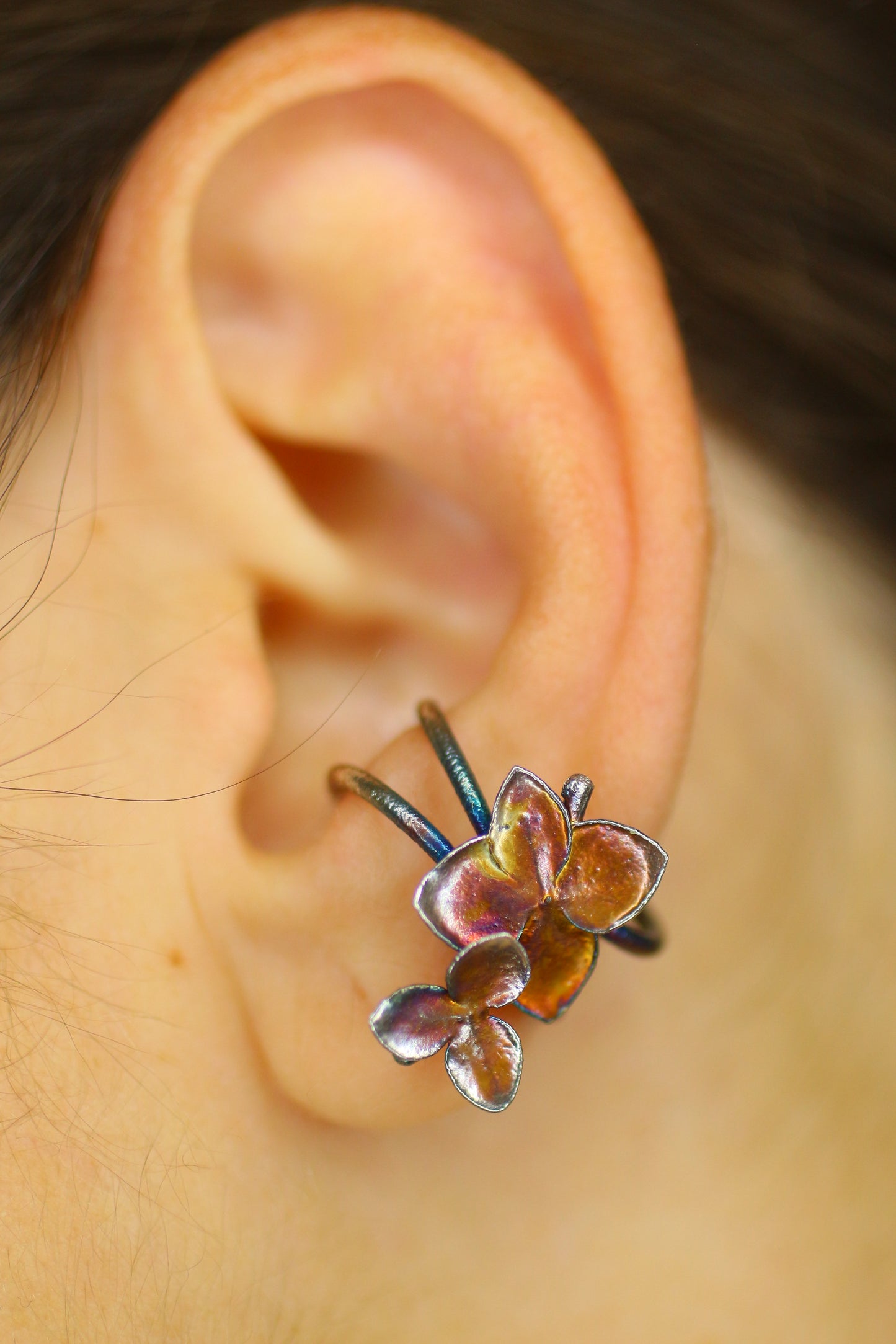 Ear cuff com flor de hortensia