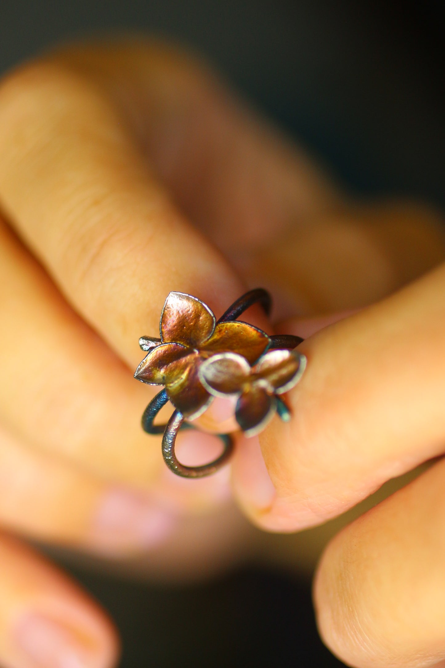 Ear cuff com flor de hortensia