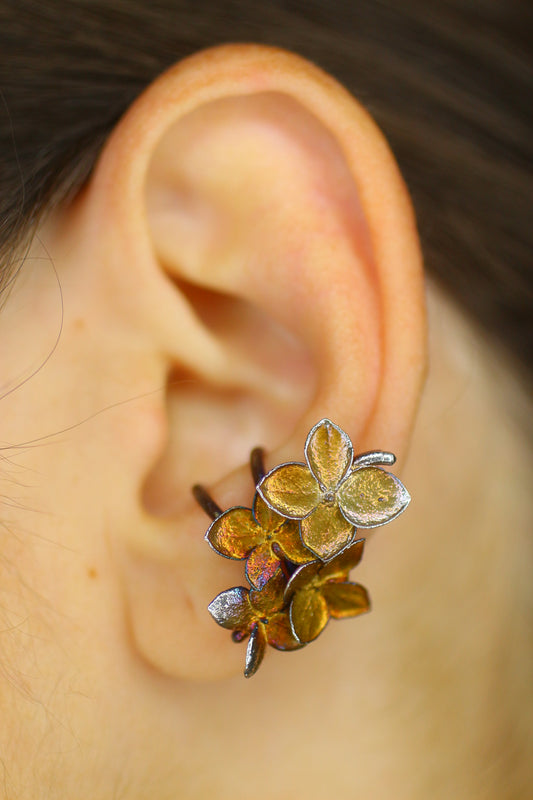 Ear cuff com flor de hortensia