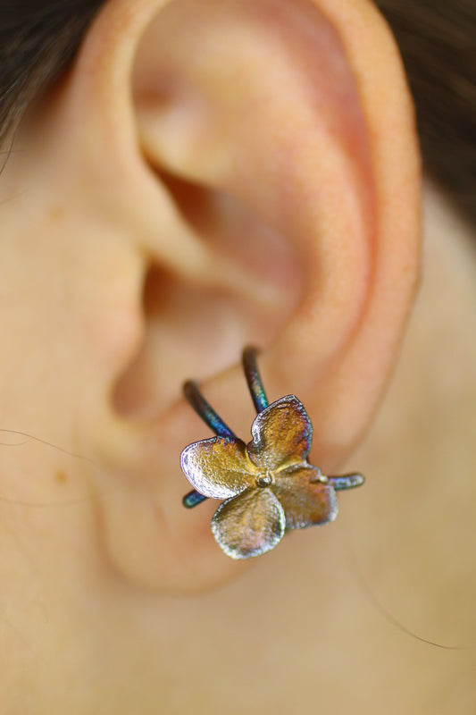 Ear cuff com flor de hortensia