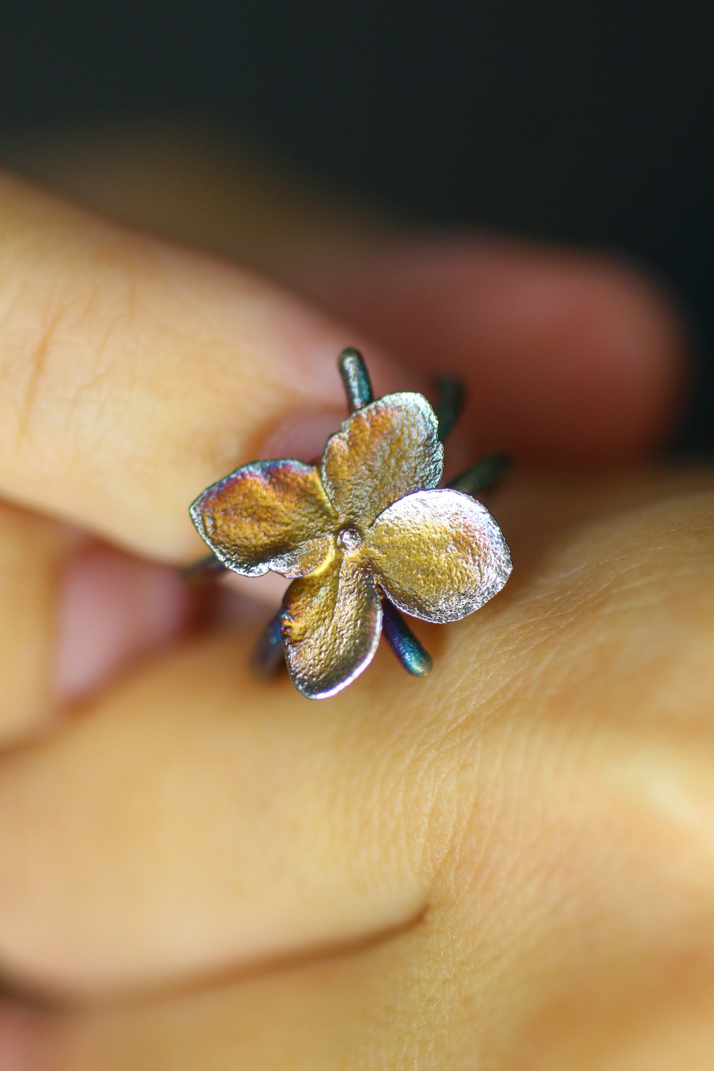 Ear cuff com flor de hortensia