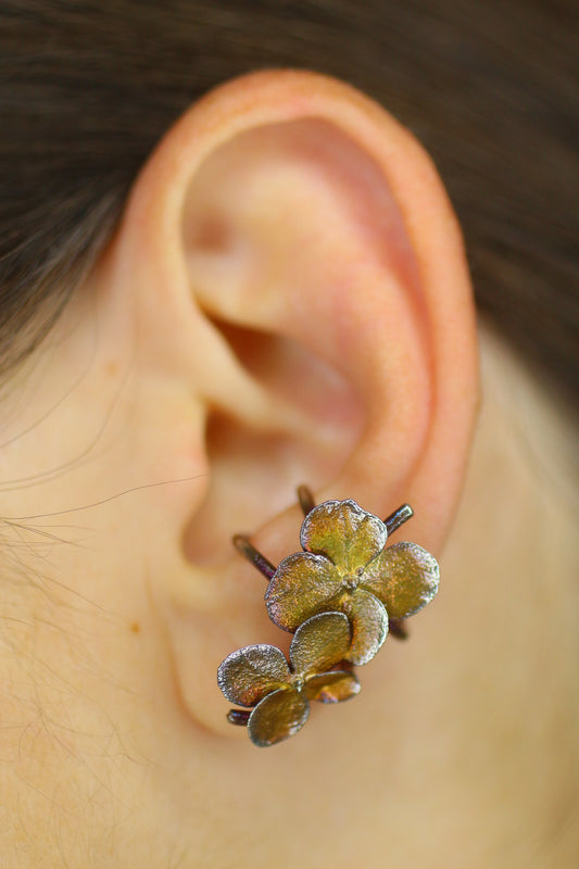 Ear cuff com flor de hortensia