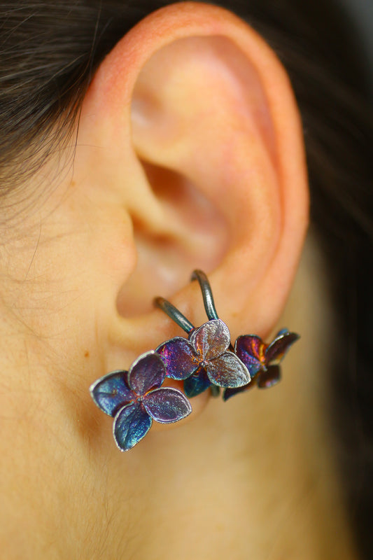 Ear cuff com flor de hortensia
