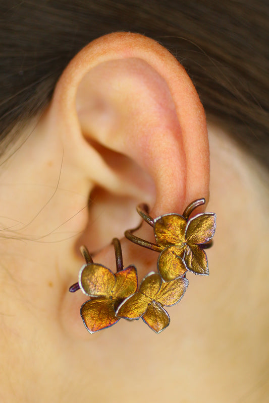 Ear cuff com flor de hortensia