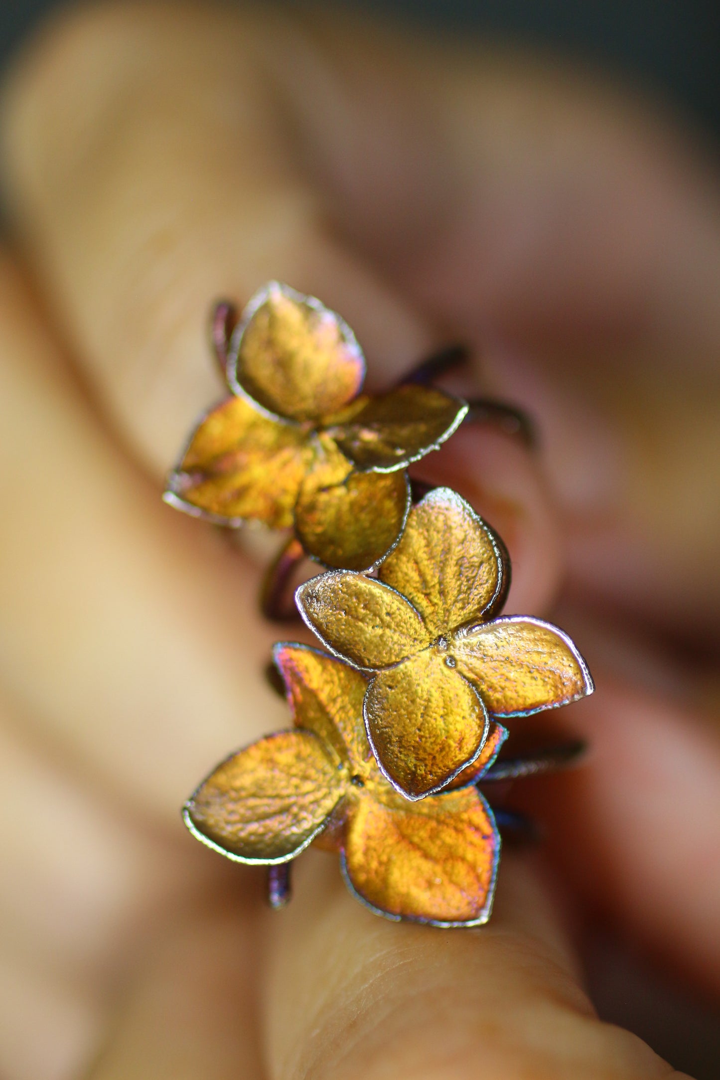 Ear cuff com flor de hortensia
