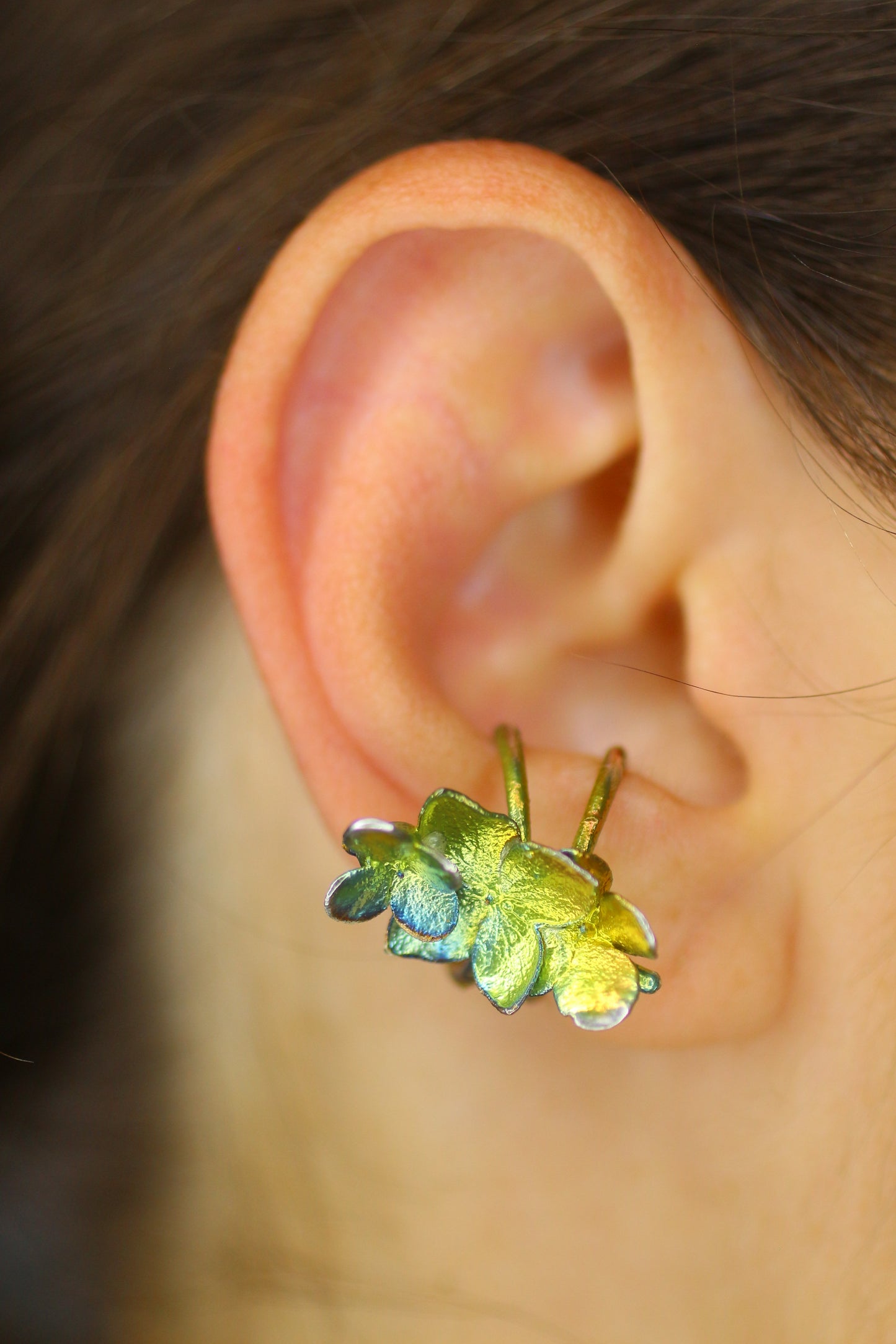 Ear cuff com flor de hortensia