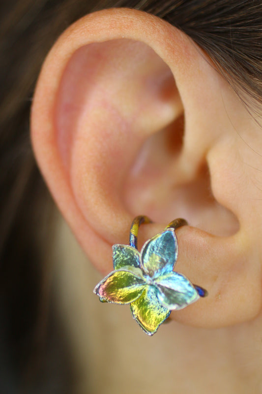 Ear cuff com flor de hortensia