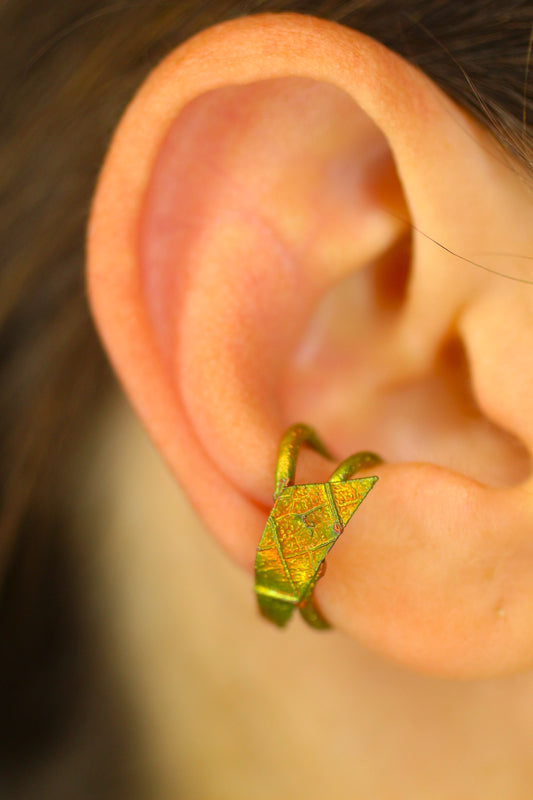 Ear cuff com fragmento de folha