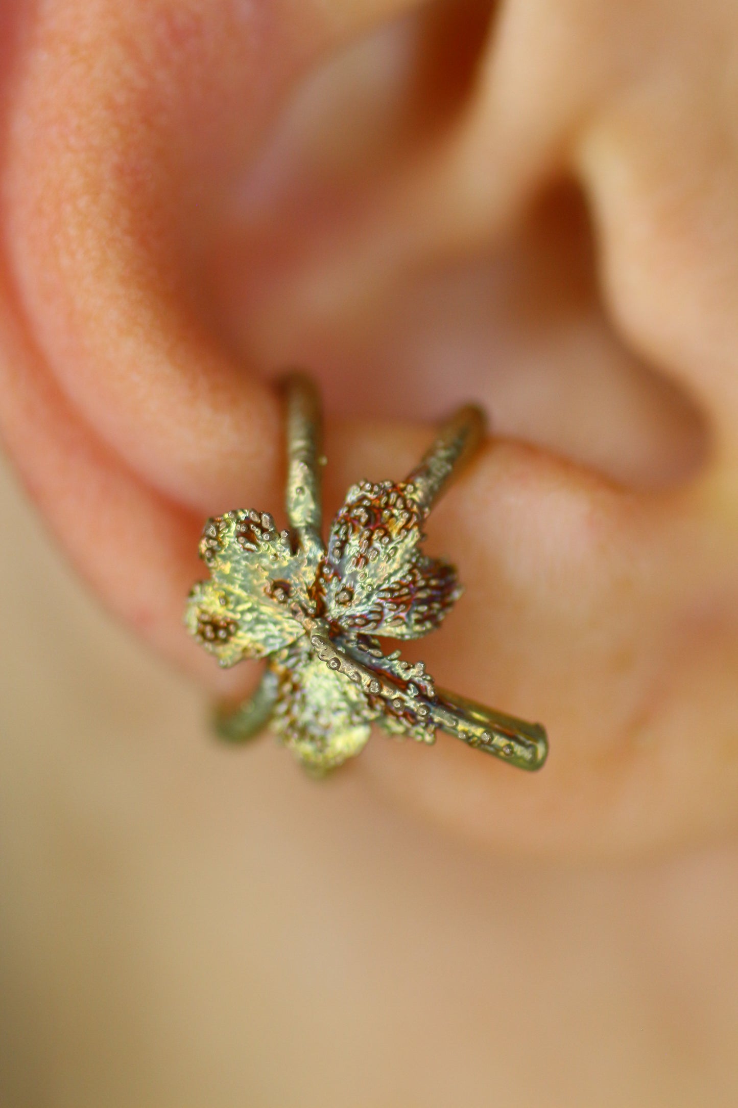 Ear cuff com folha de trevo