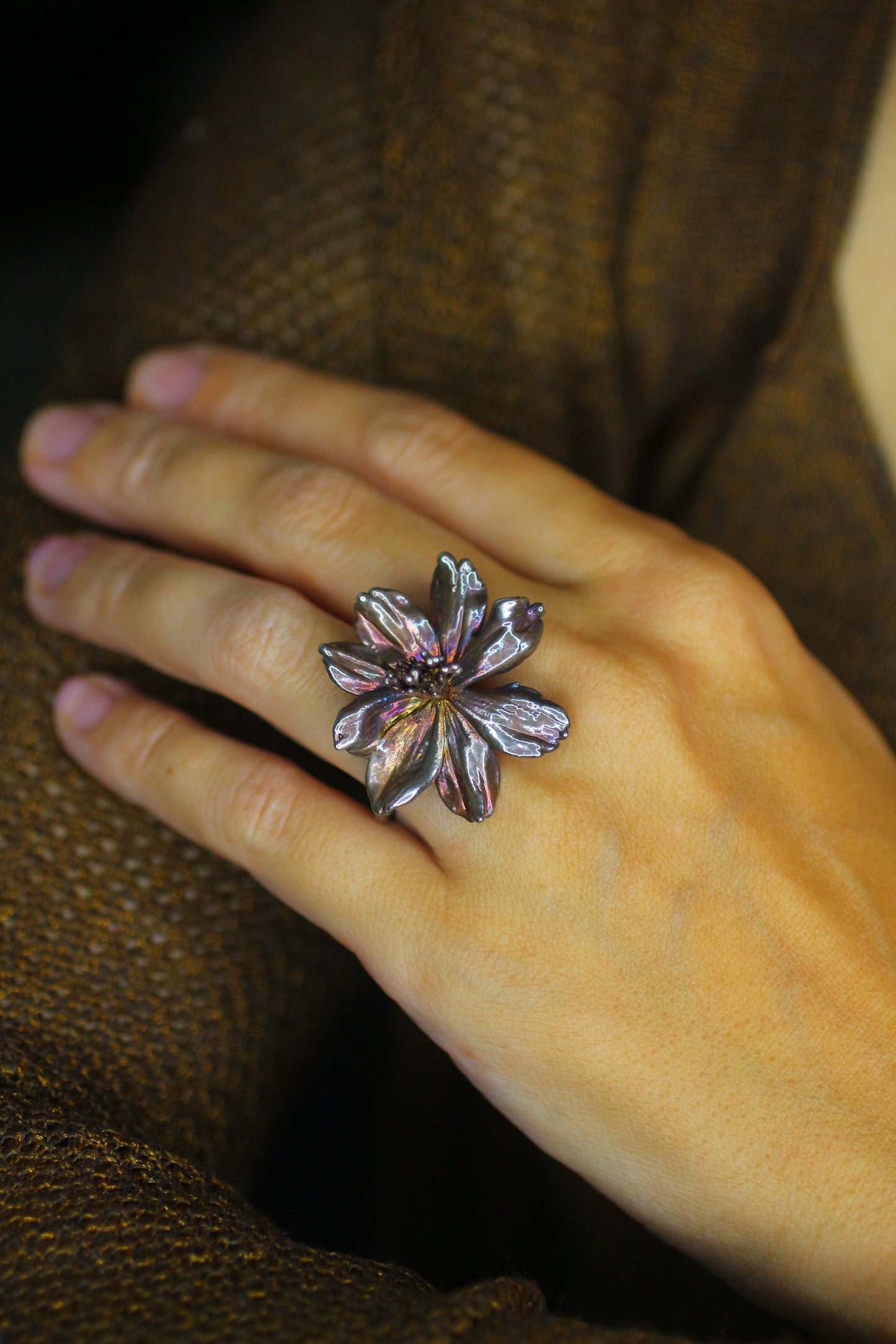 Anel com flor de cosmos