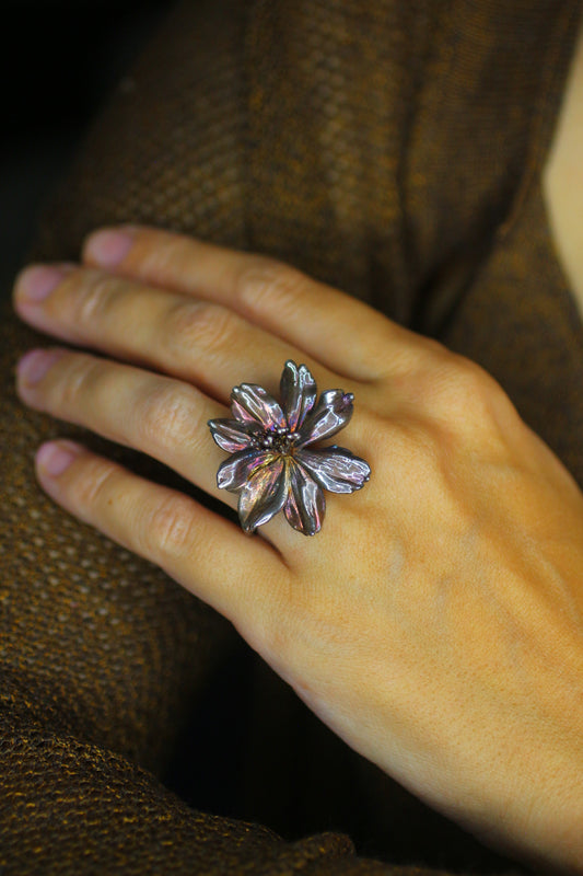 Anel com flor de cosmos