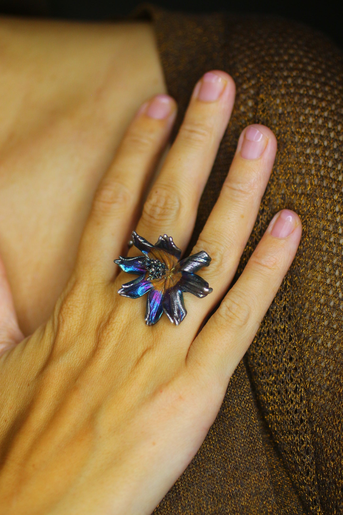 Anel com flor de cosmos