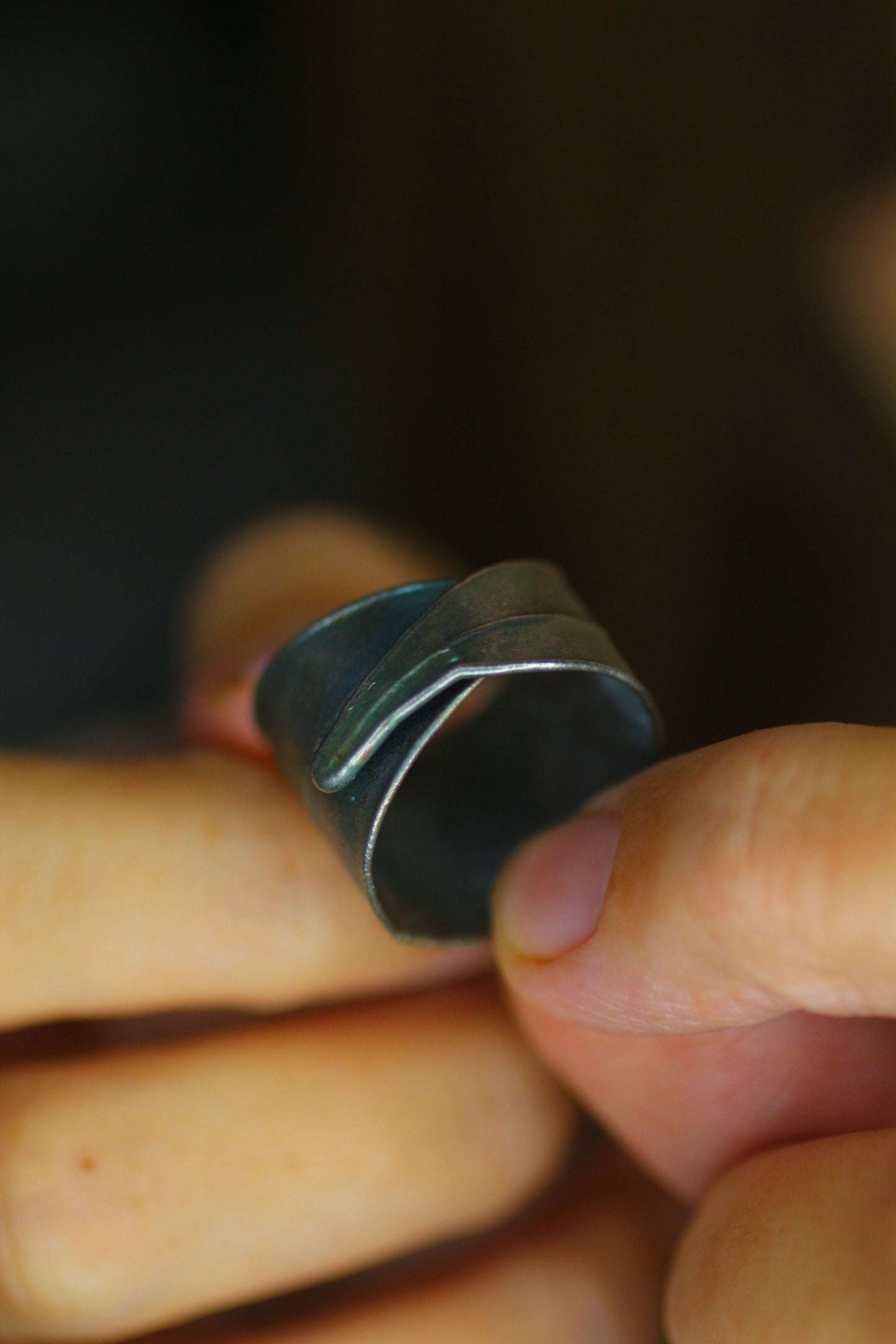 Anel com folha de arvore-de-ferro