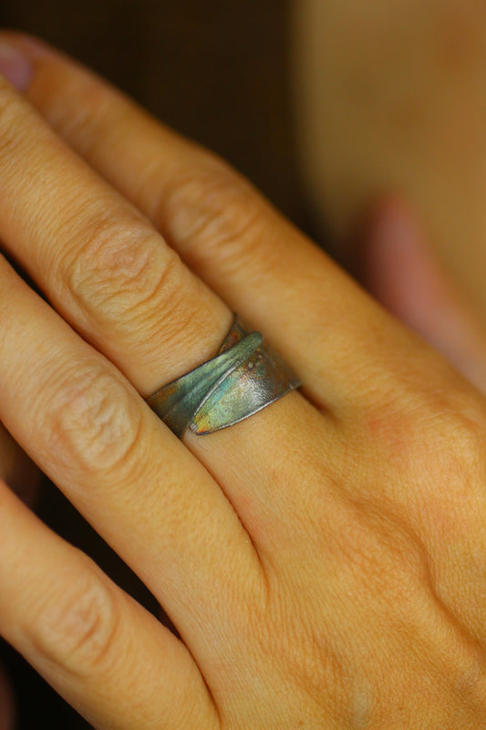 Anel com folha de arvore-de-ferro