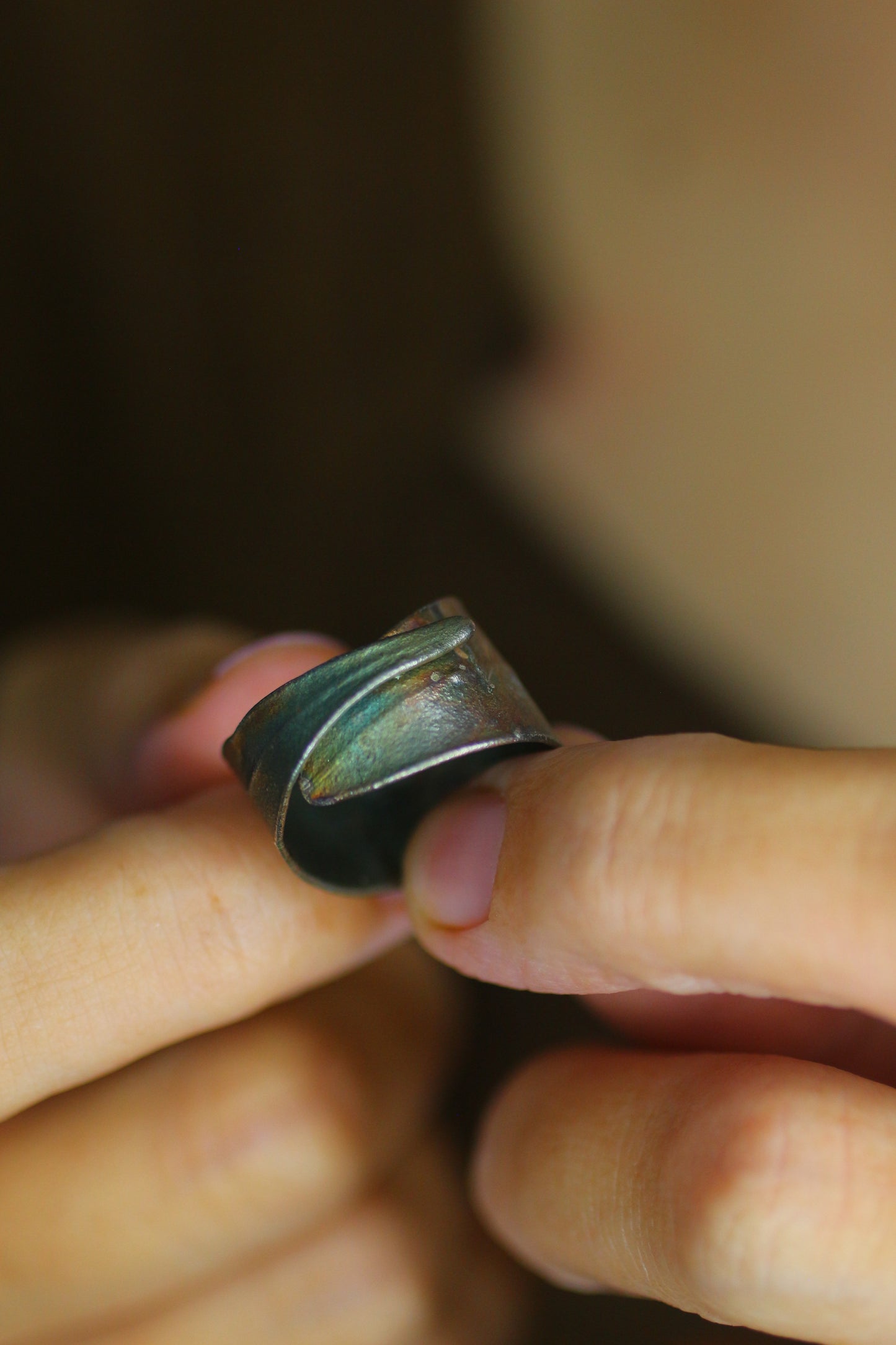 Anel com folha de arvore-de-ferro