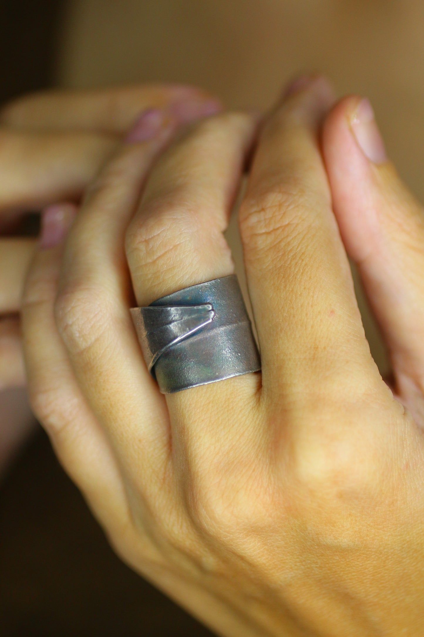 Anel com folha de arvore-de-ferro