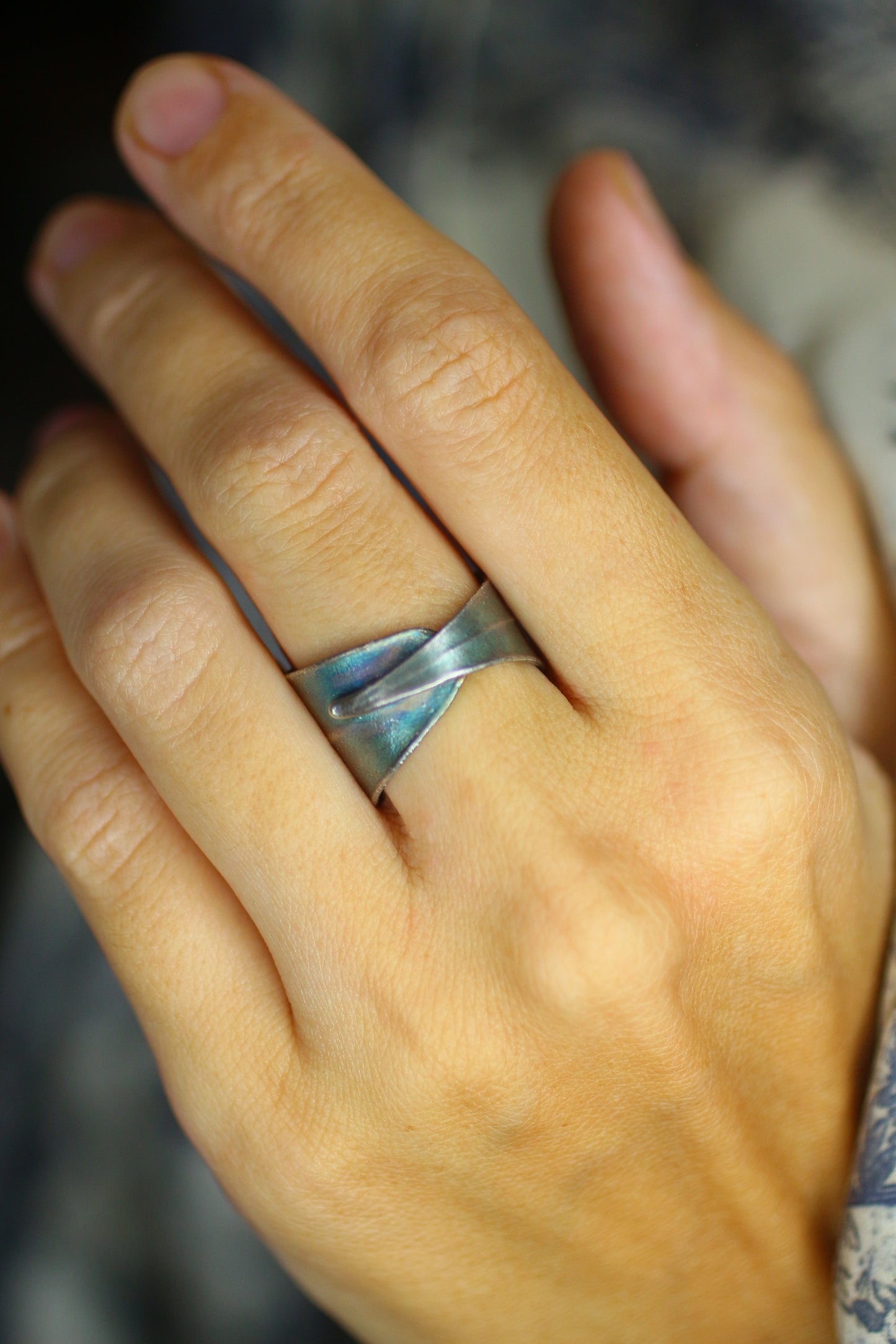 Anel com folha de arvore-de-ferro