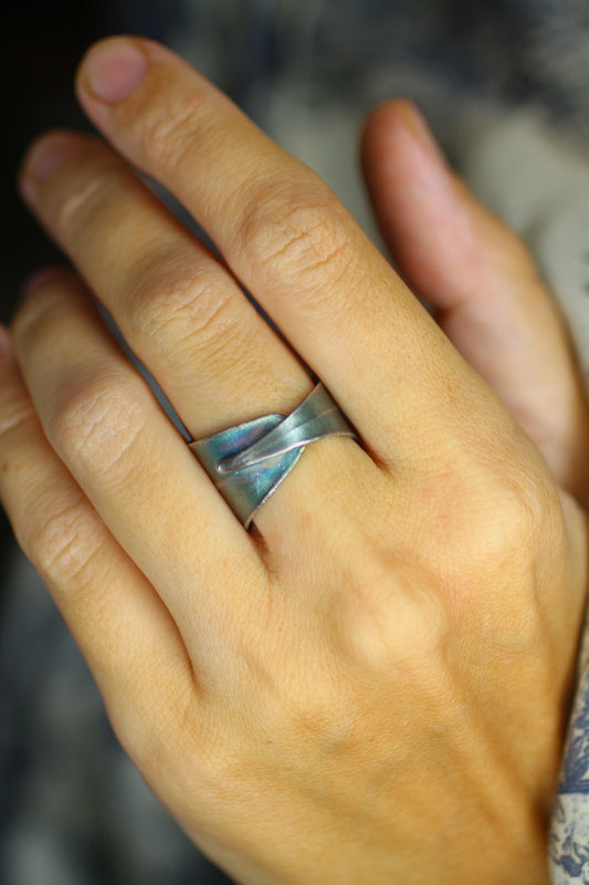 Anel com folha de arvore-de-ferro