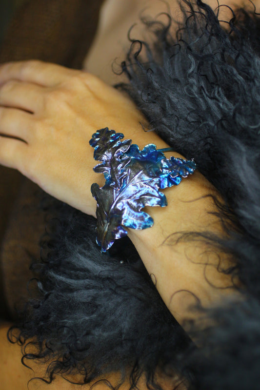 Pulseira com folhas de carvalho