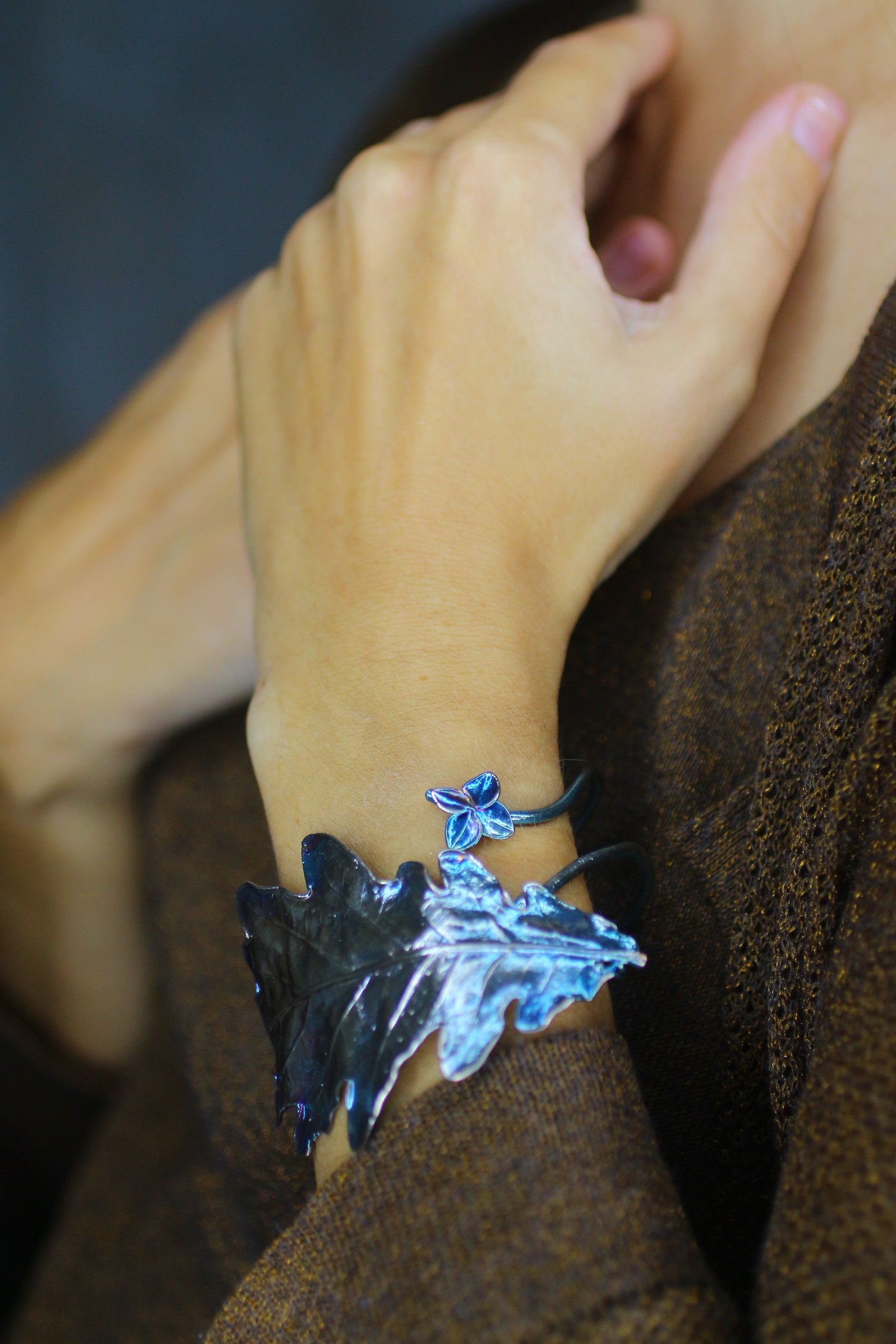 Pulseira com folha de carvalho