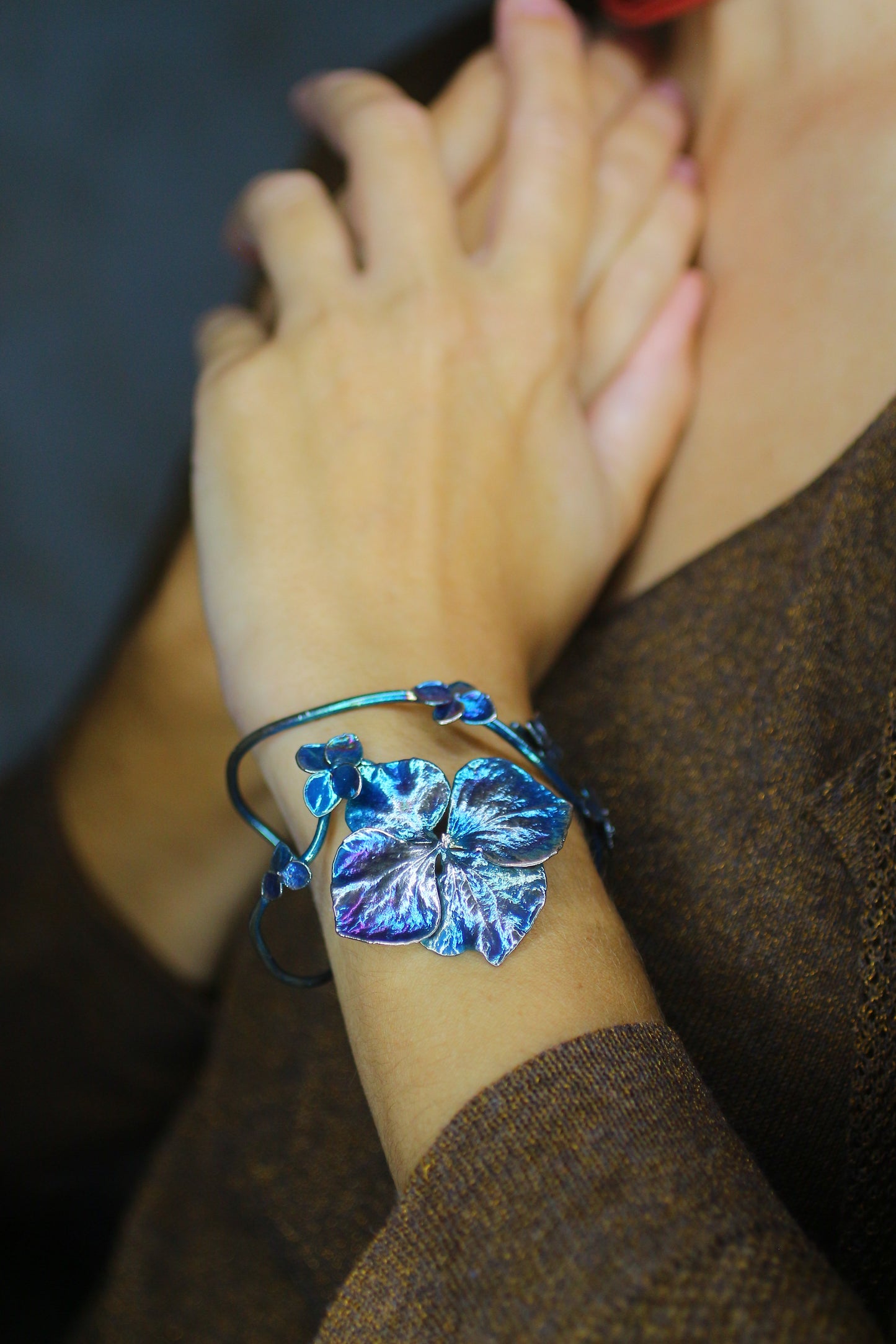 Pulseira com flores de hortensia