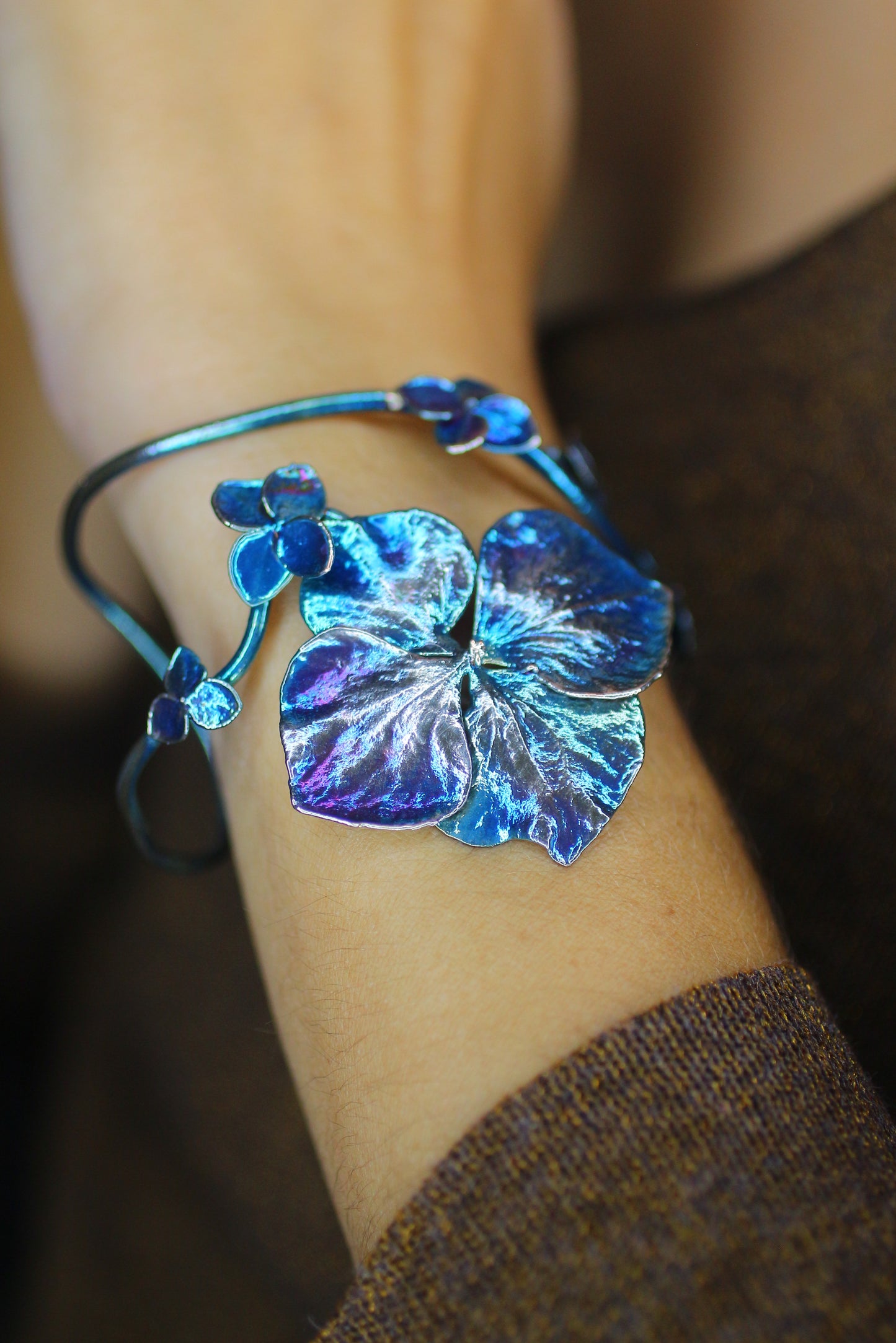 Pulseira com flores de hortensia