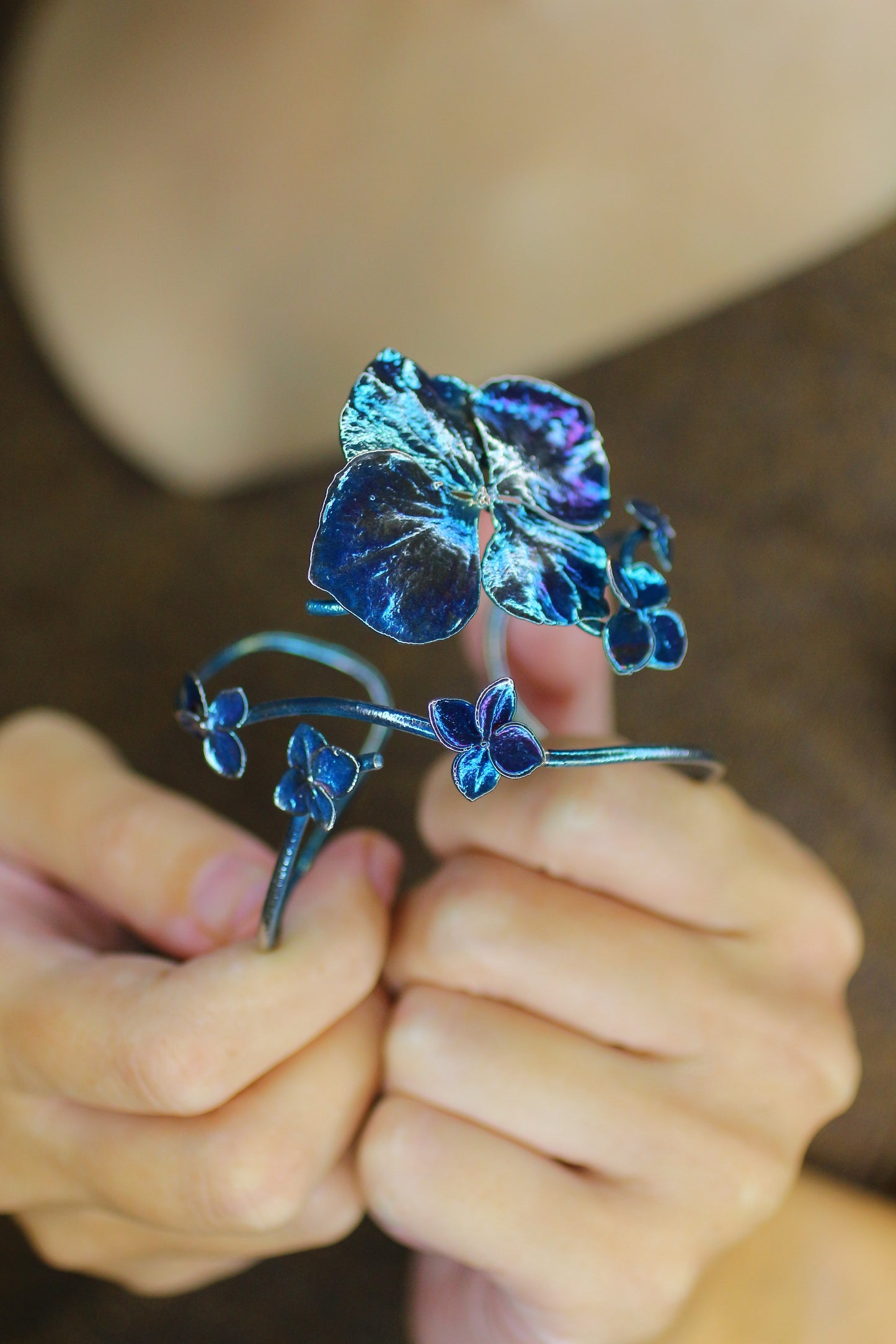 Pulseira com flores de hortensia
