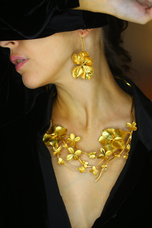 Colar com flores de hortensia