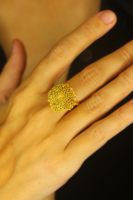 Anel com flor de crisantemo
