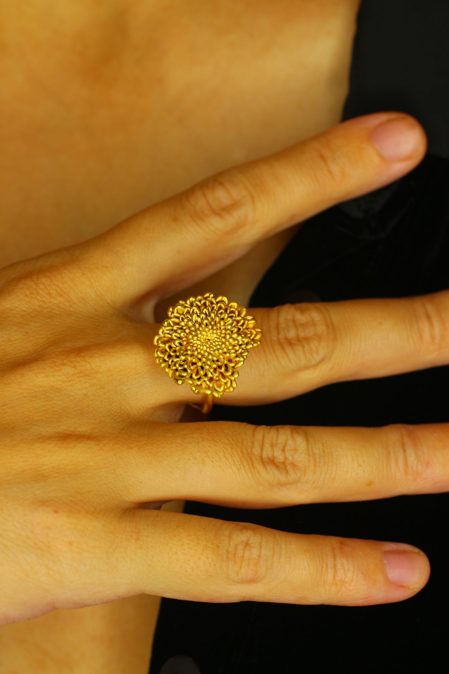 Anel com flor de crisantemo