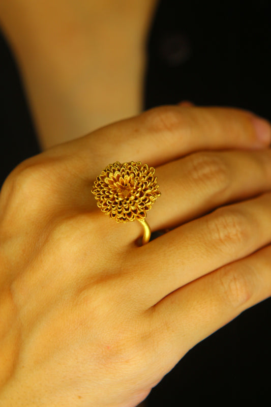 Anel com flor de crisantemo