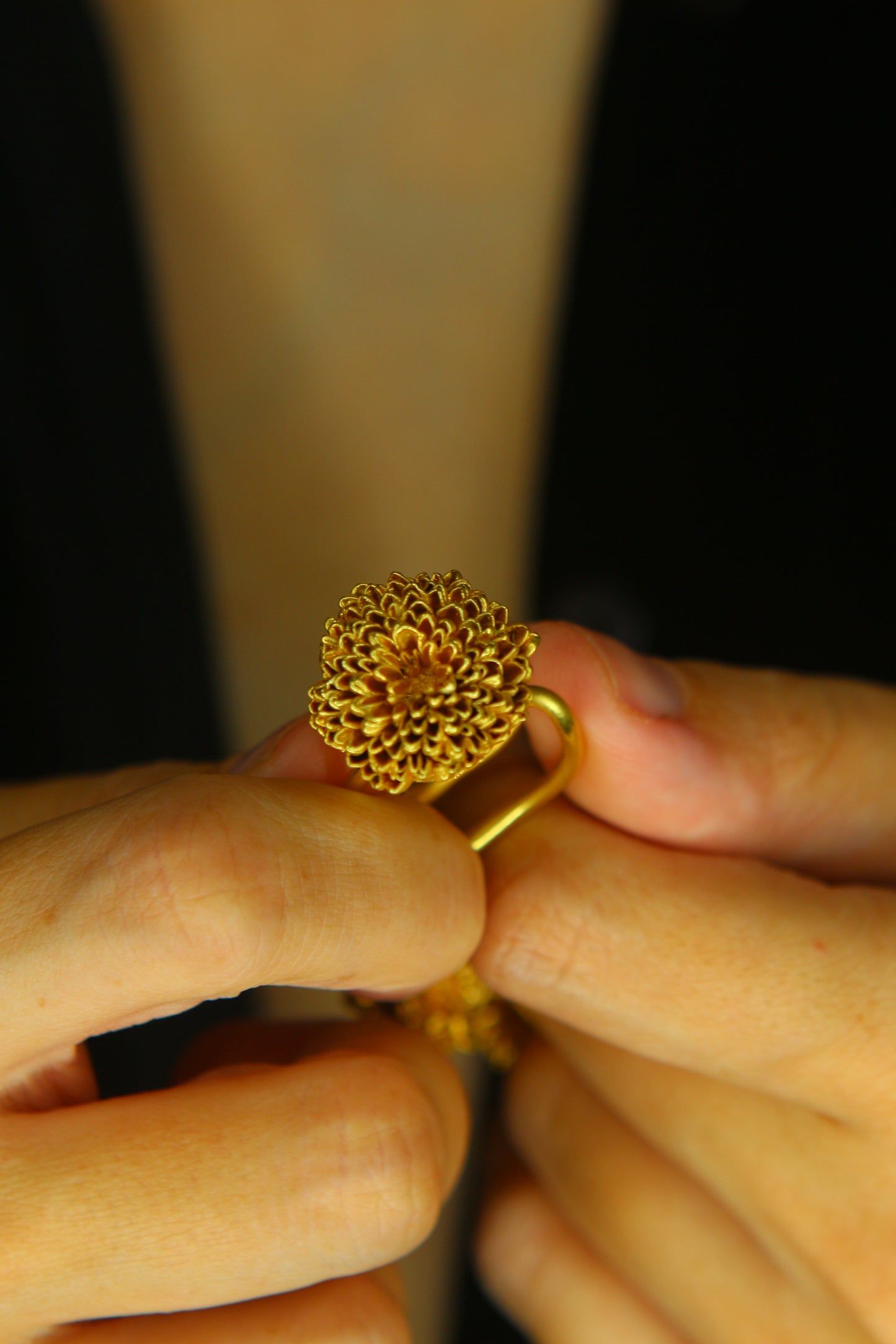 Anel com flor de crisantemo