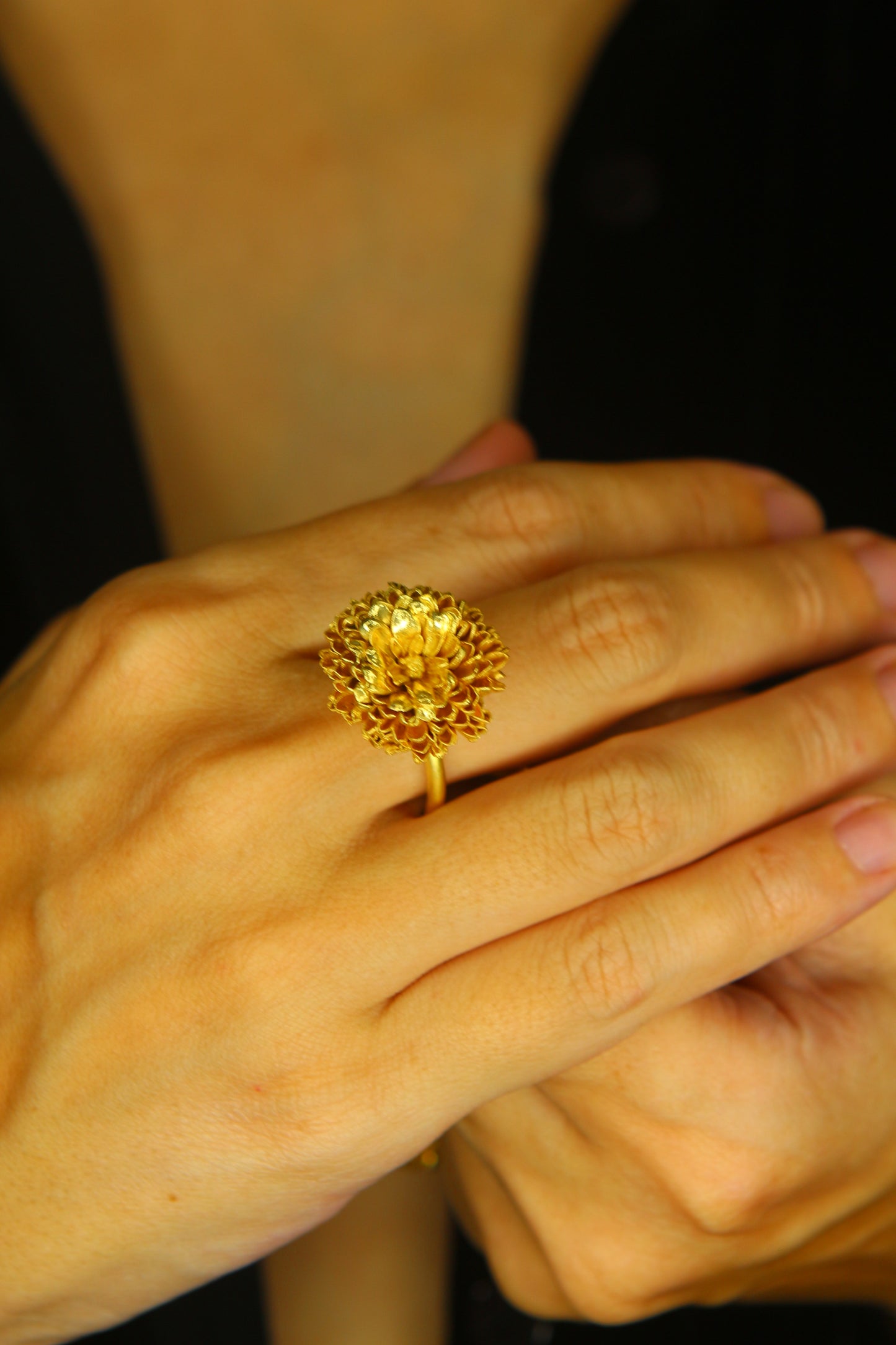 Anel com flor de crisantemo