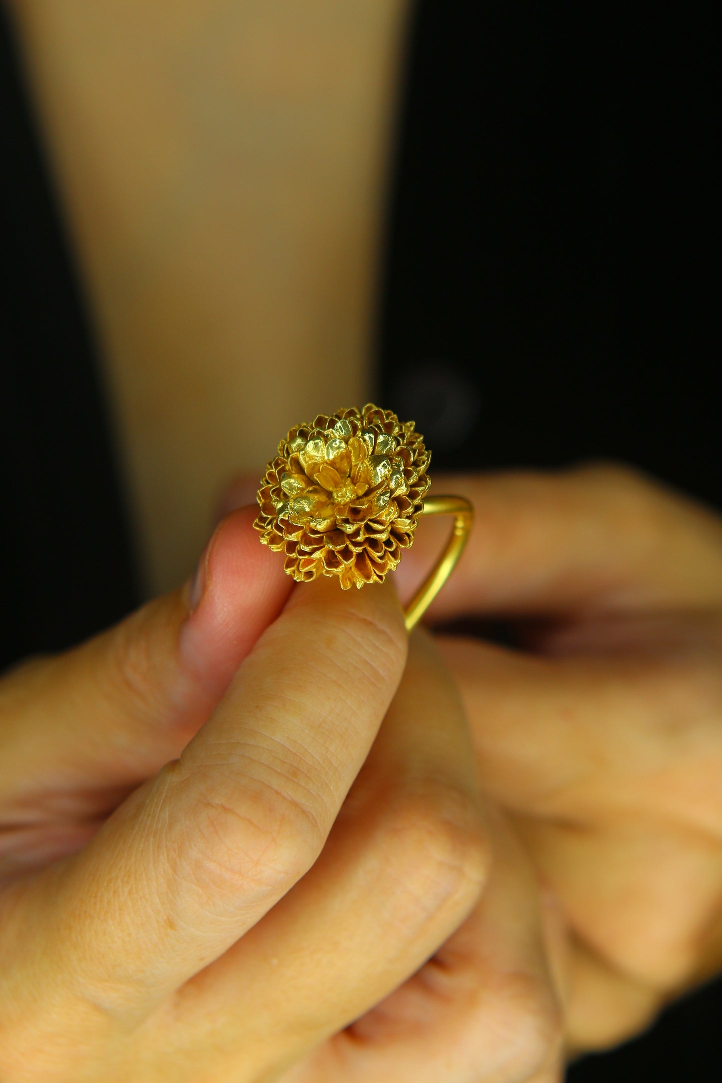 Anel com flor de crisantemo