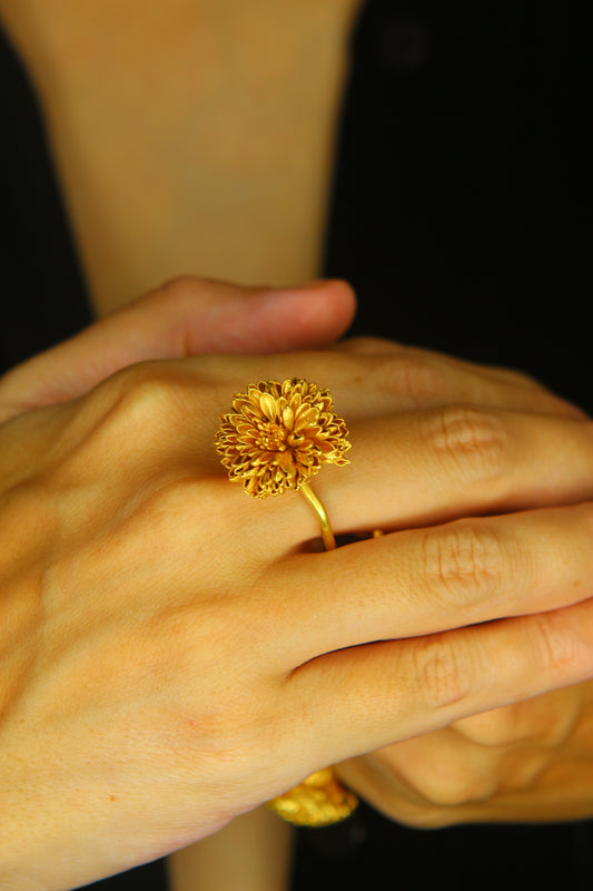 Anel com flor de crisantemo