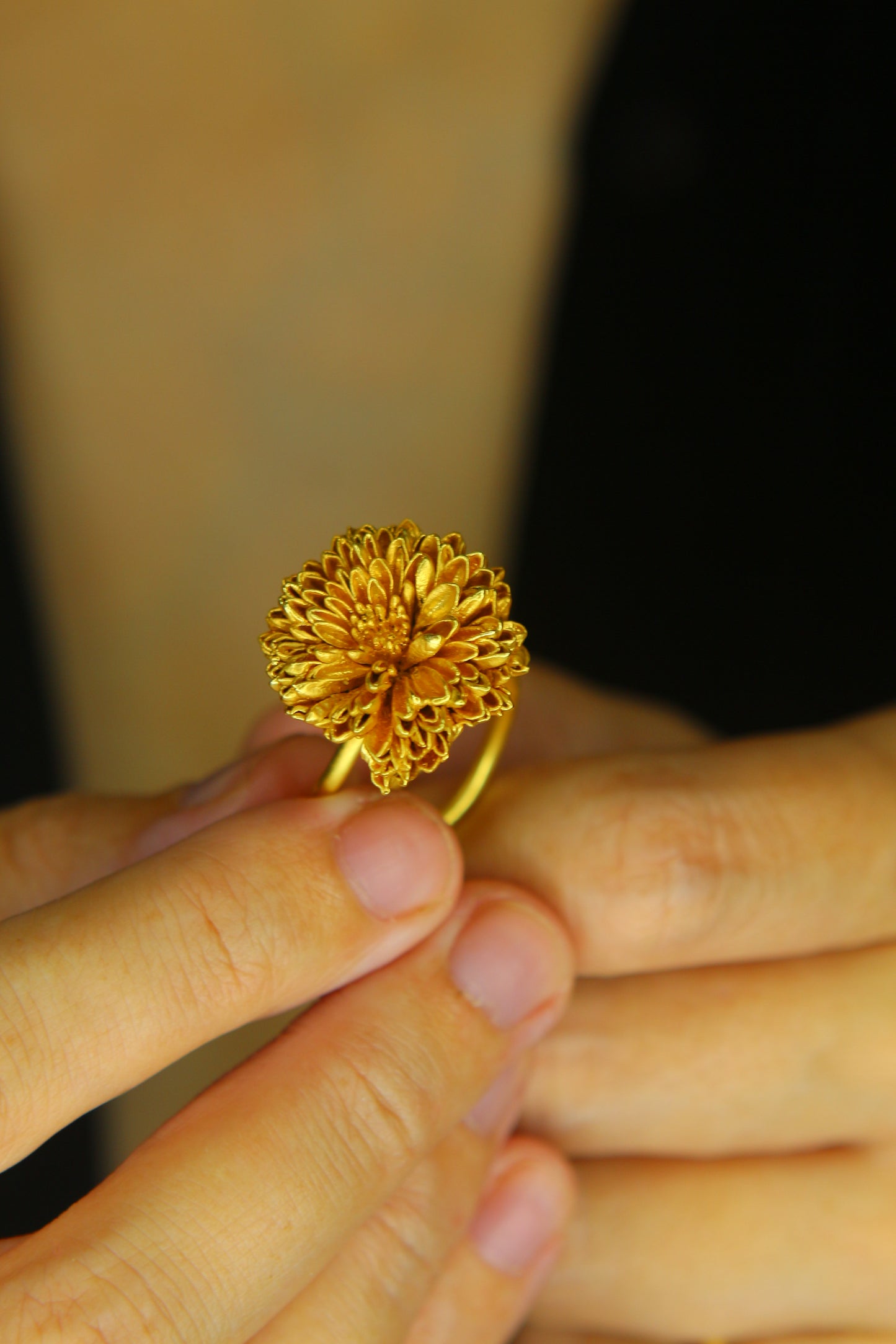 Anel com flor de crisantemo