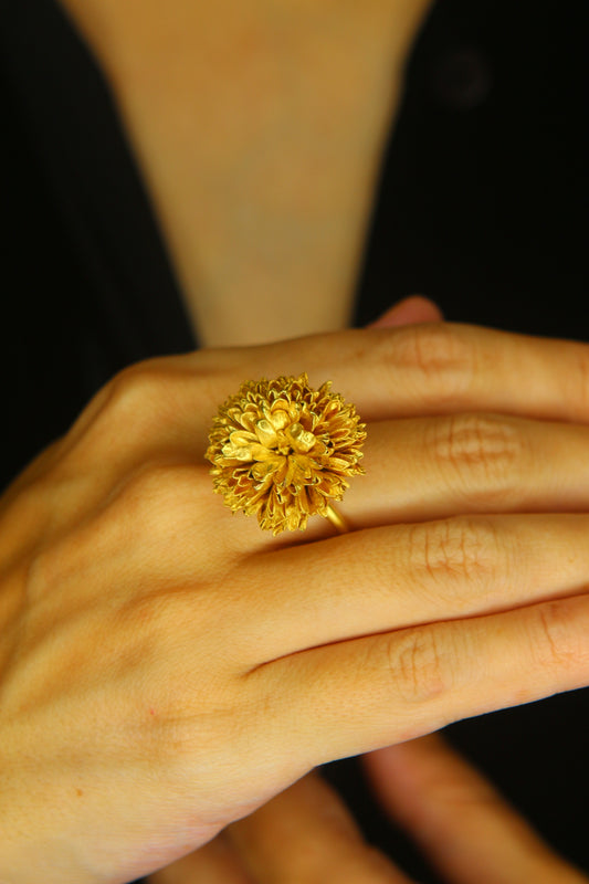 Anel com flor de crisantemo