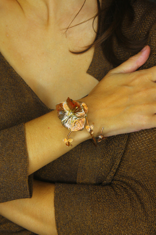 Pulseira com flores de hortensia