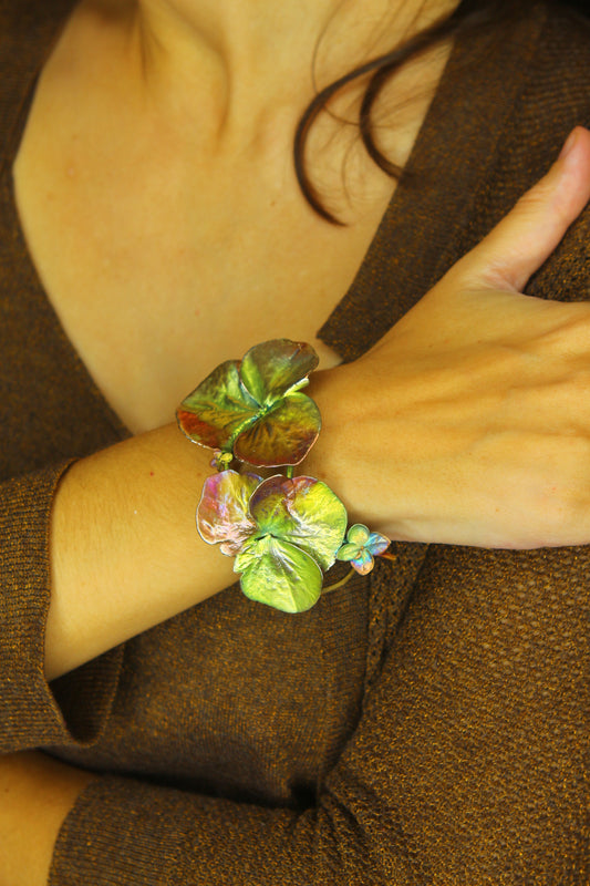 Pulseira com flores de hortensia