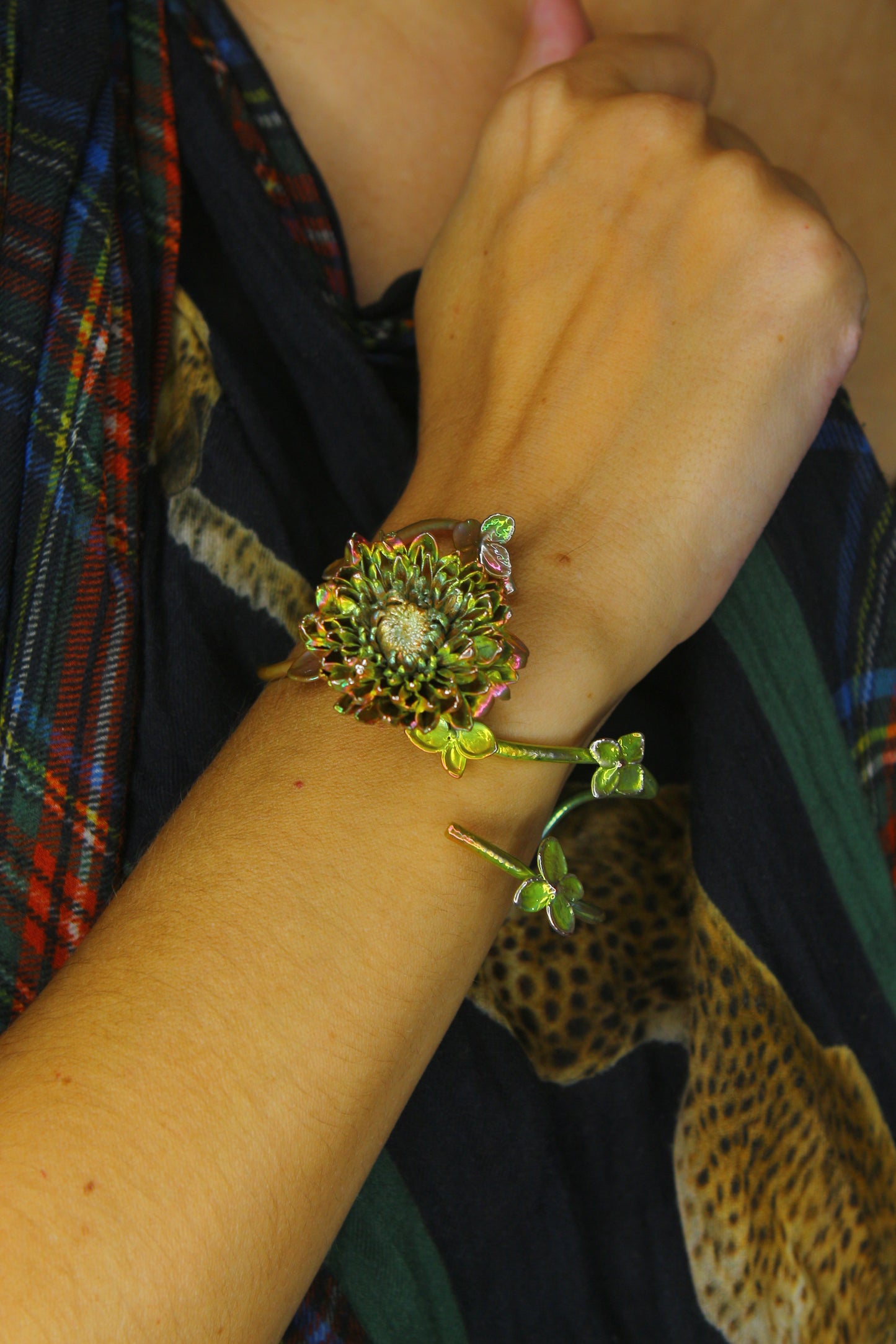 Pulseira com flor de crisantemo