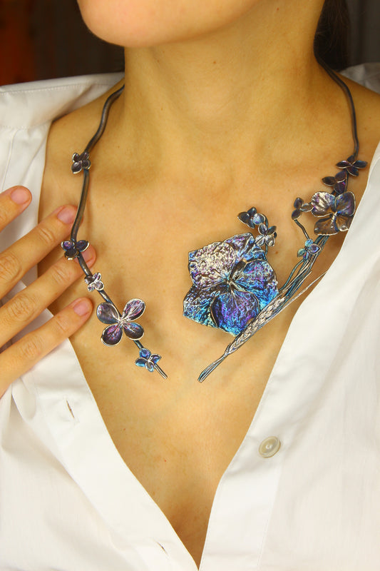 Colar com flores de hortensia