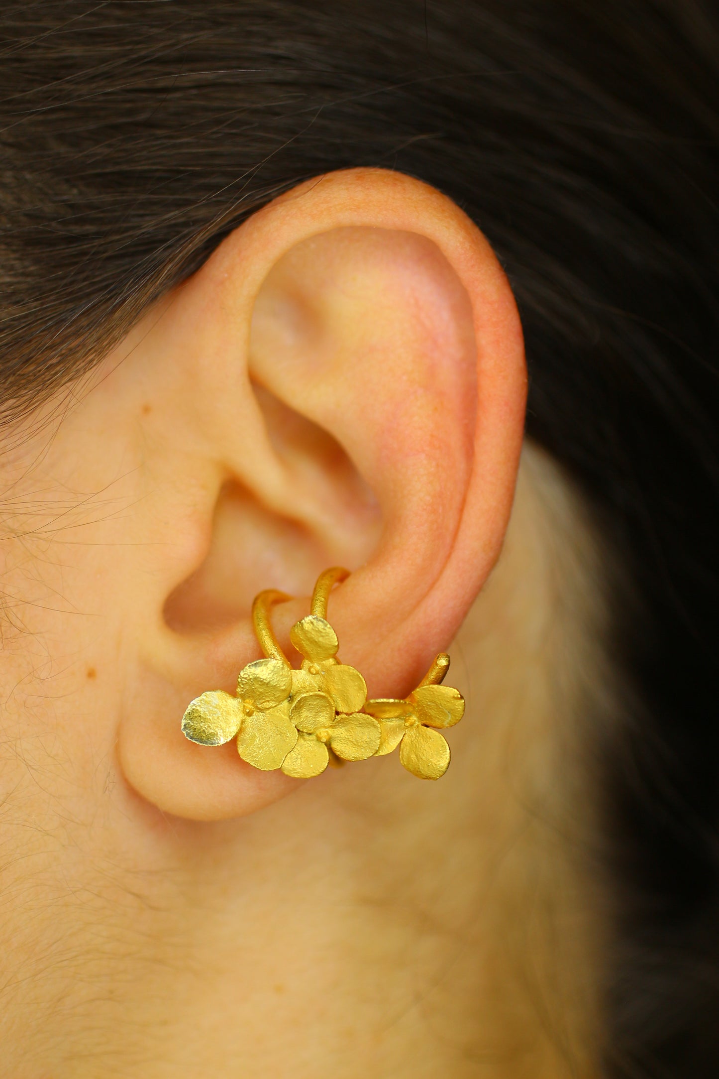 Ear cuff com flor de hortensia