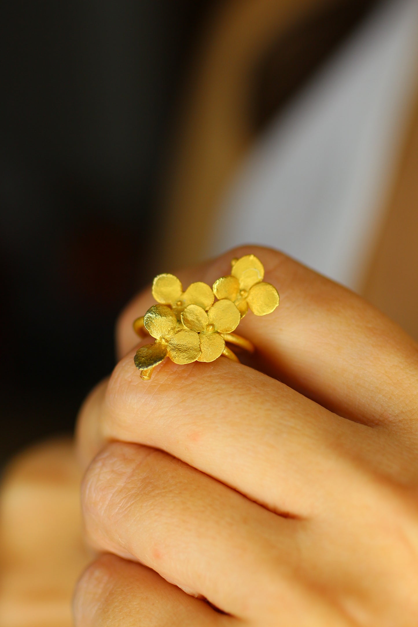 Ear cuff com flor de hortensia