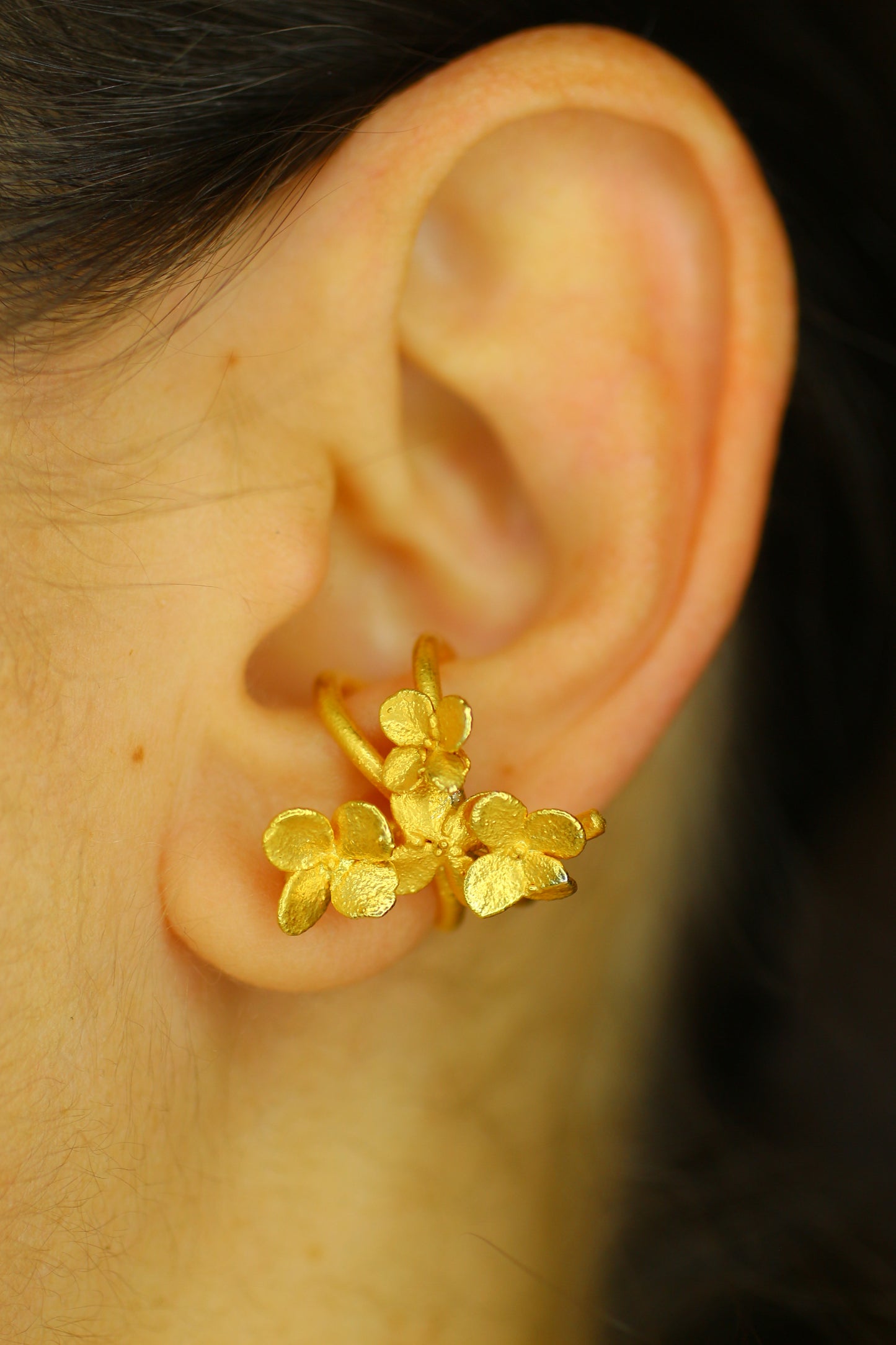 Ear cuff com flor de hortensia