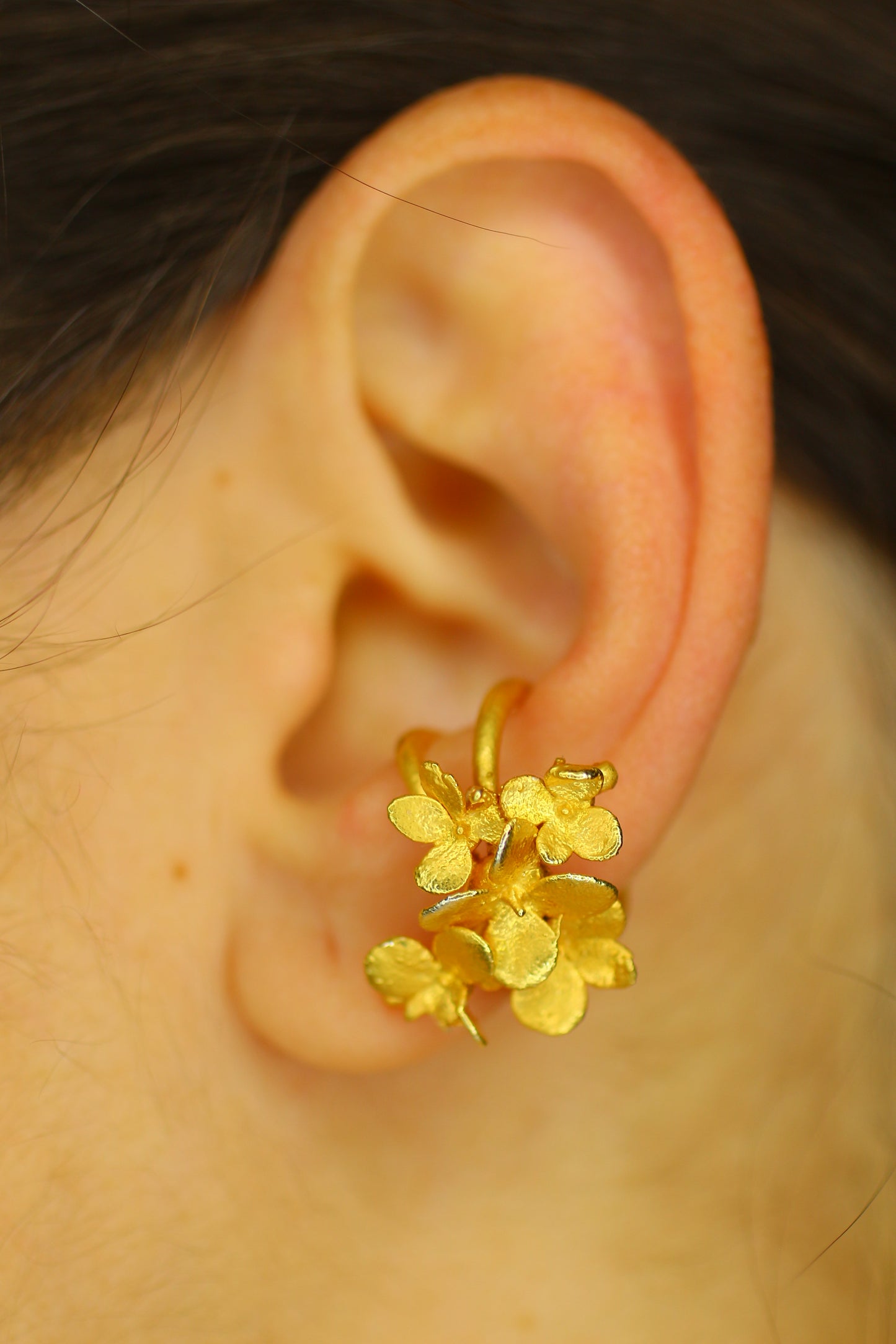 Ear cuff com flor de hortensia