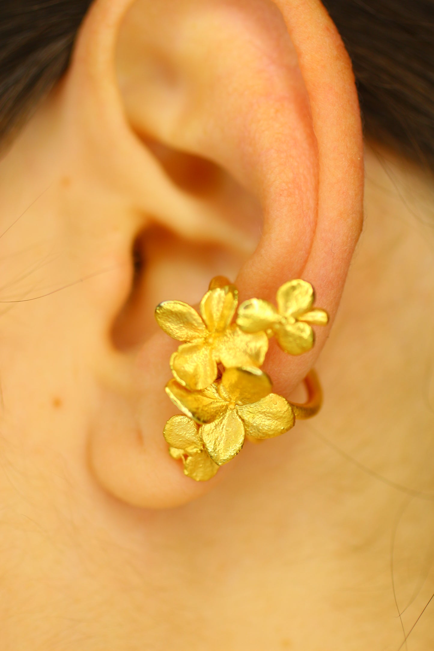 Ear cuff com flor de hortensia