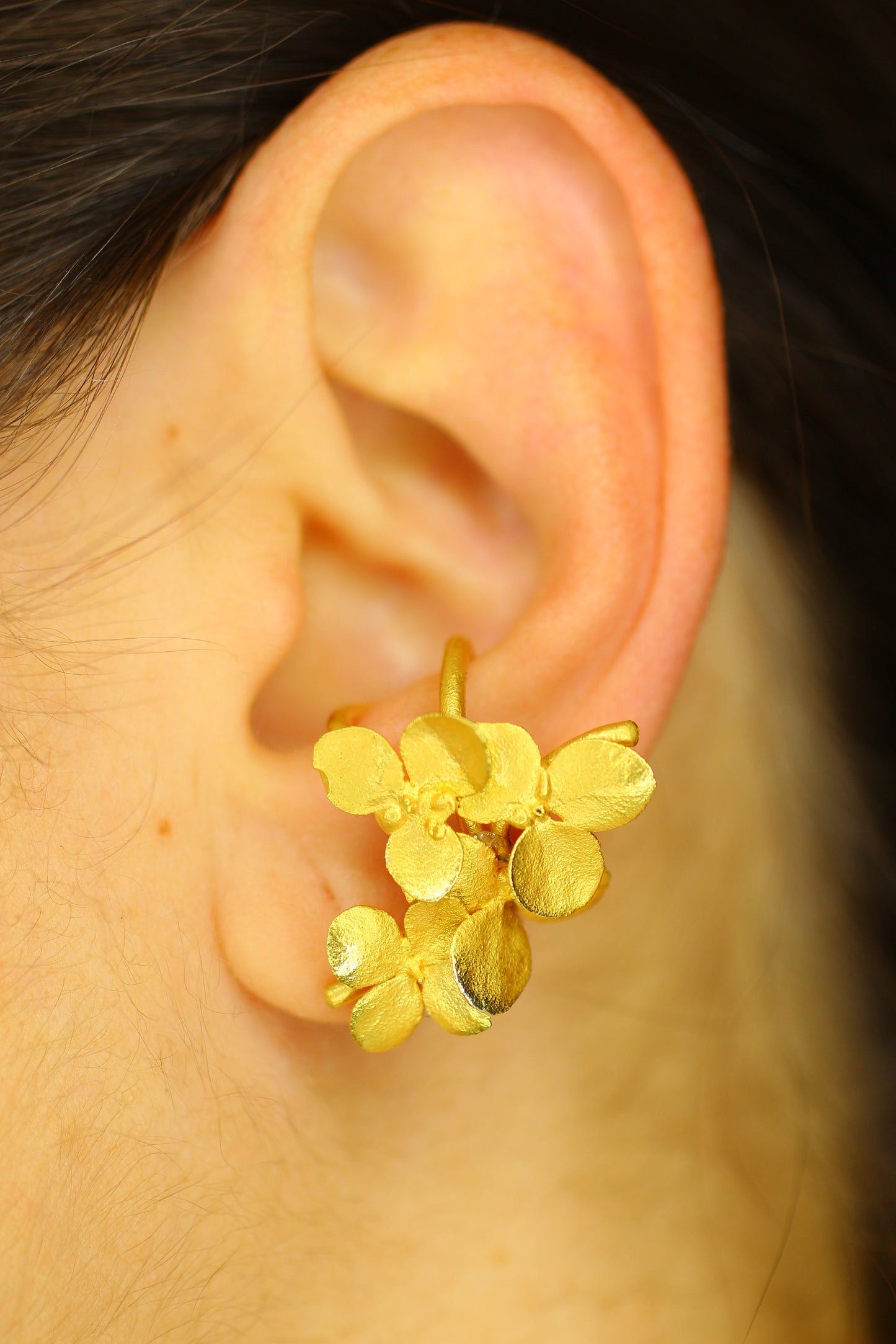 Ear cuff com flor de hortensia