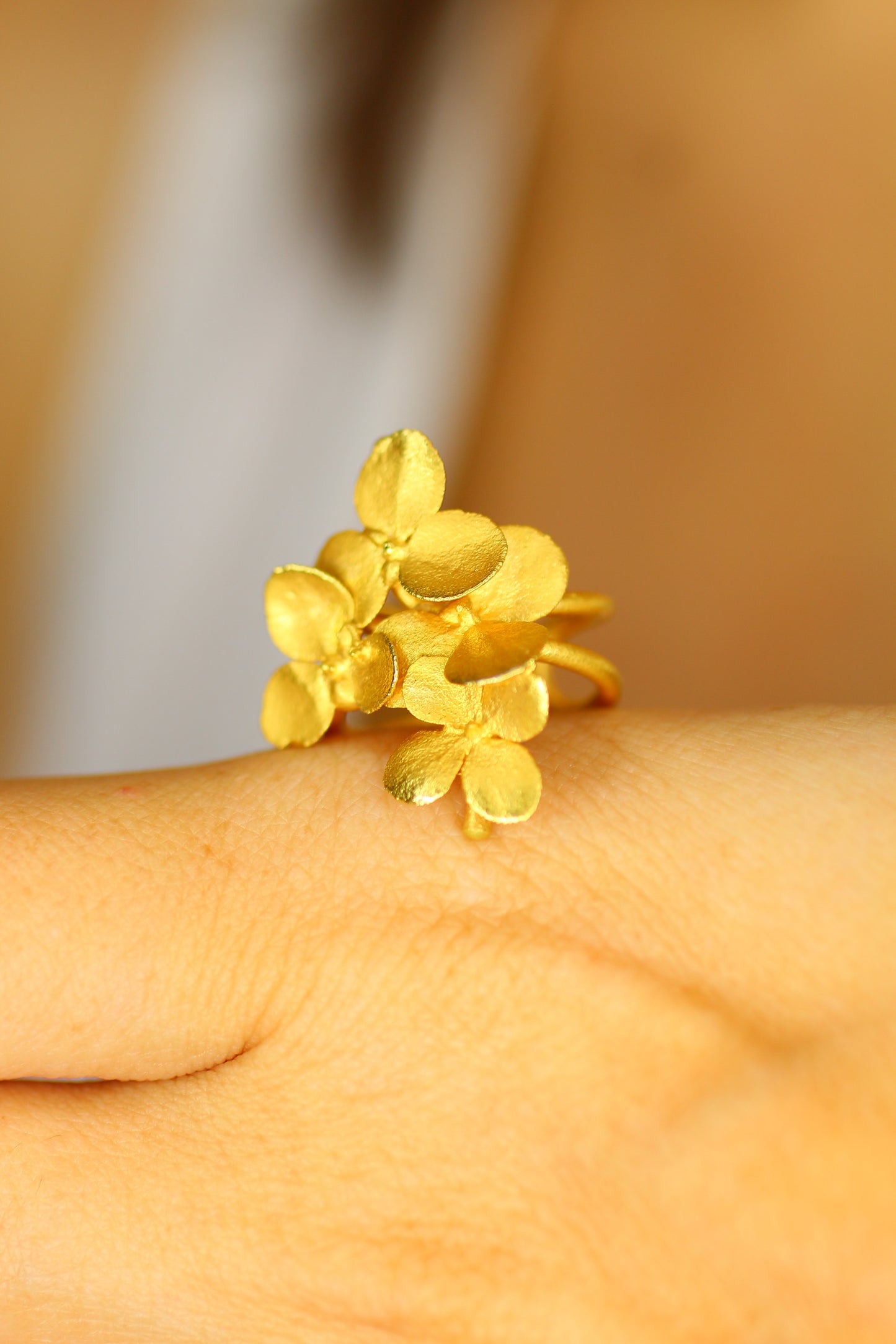 Ear cuff com flor de hortensia
